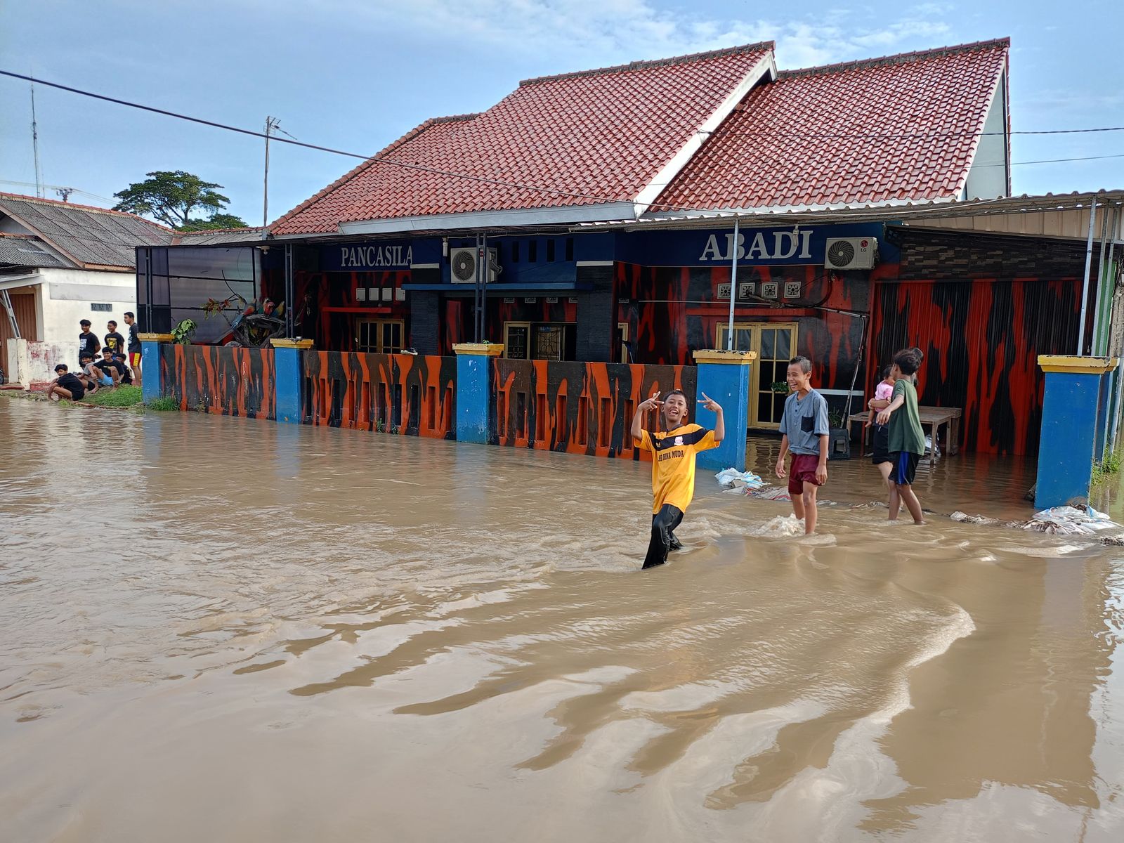 Camat Sukatani Koordinasikan Bantuan untuk Korban Banjir di Empat Desa