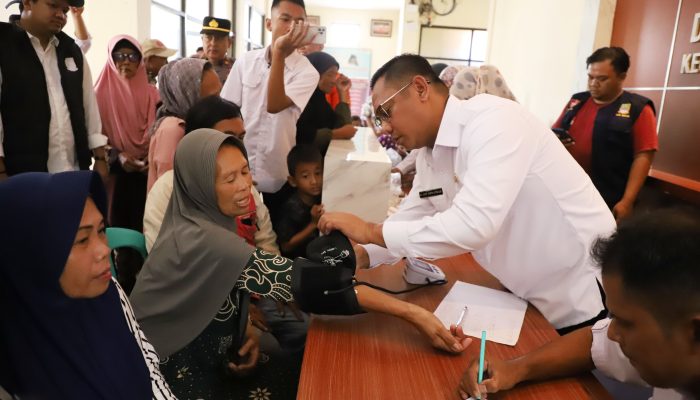 Wakil Bupati Bekasi Tinjau Pengungsian dan Periksa Kesehatan Warga