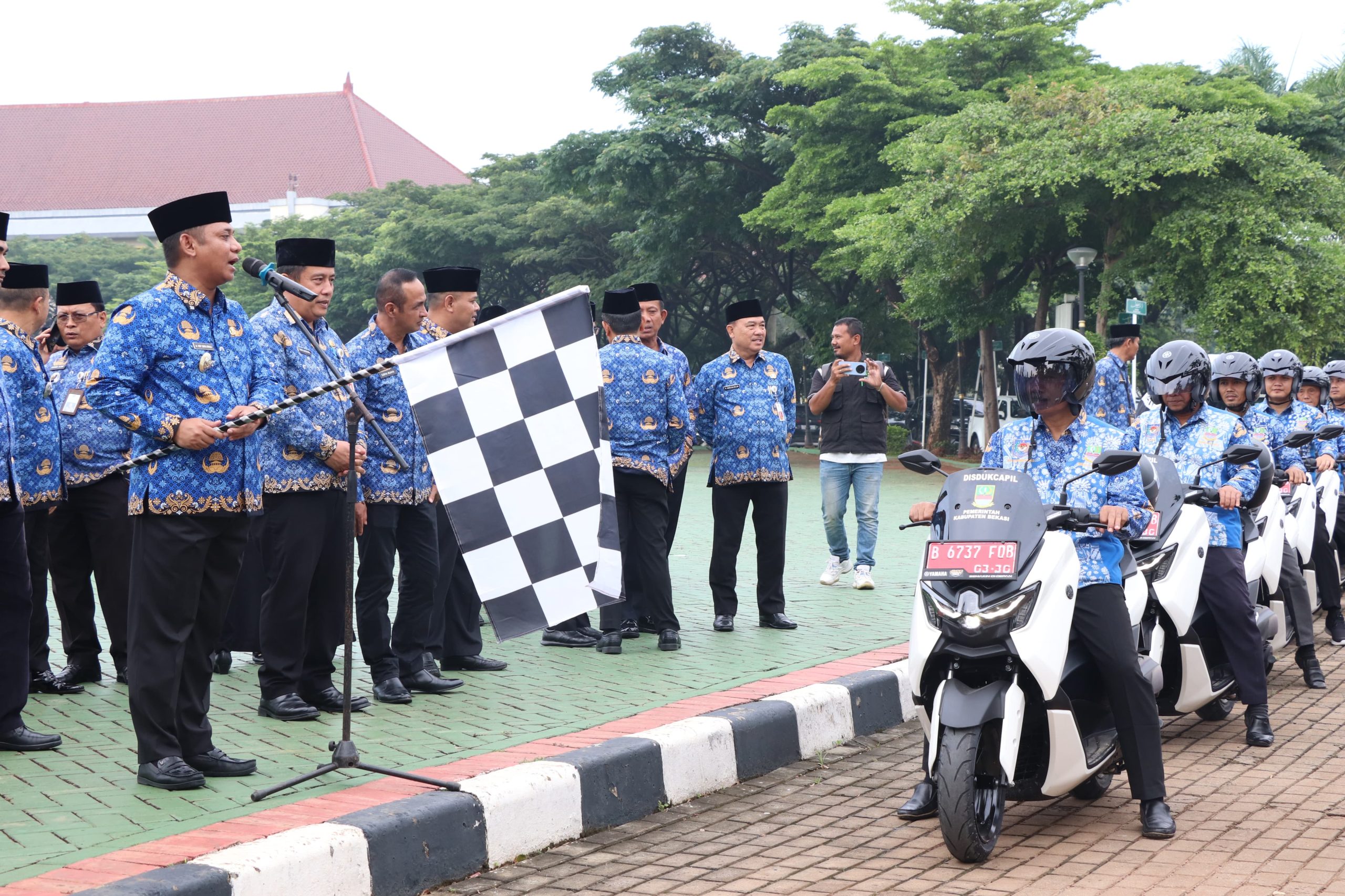 Wabup Bekasi Lepas 23 Kendaraan untuk Layanan Adminduk