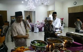 Bupati Lampung Utara DR, H, Hamartoni Ahadis,M,Si . Jamu Makan Siang K.H. Taufiqurrahman Muzakki Syah Bersama Rombongan Dalam Suasana Penuh Kehangatan