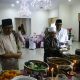 Bupati Lampung Utara  DR,  H, Hamartoni Ahadis,M,Si . Jamu Makan Siang  K.H. Taufiqurrahman  Muzakki Syah  Bersama  Rombongan  Dalam  Suasana Penuh  Kehangatan