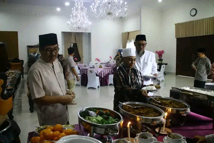 Bupati Lampung Utara DR, H, Hamartoni Ahadis,M,Si . Jamu Makan Siang K.H. Taufiqurrahman Muzakki Syah Bersama Rombongan Dalam Suasana Penuh Kehangatan
