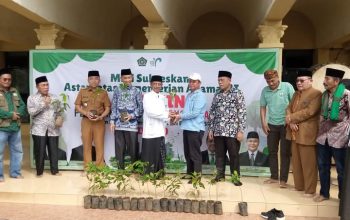 YPI Al-Barkah Lemah Abang Sukseskan Penanaman Satu Juta Pohon Matoa