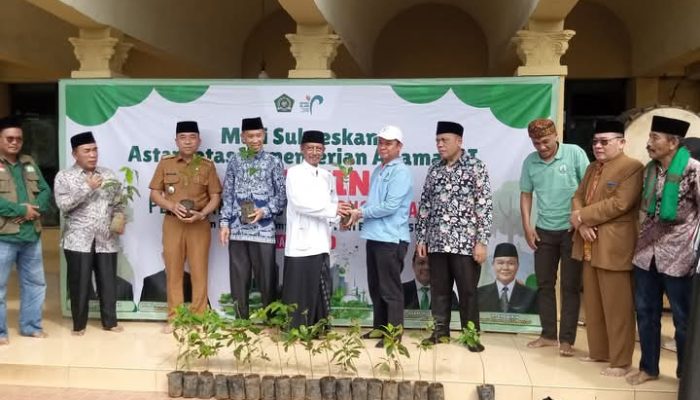 YPI Al-Barkah Lemah Abang Sukseskan Penanaman Satu Juta Pohon Matoa