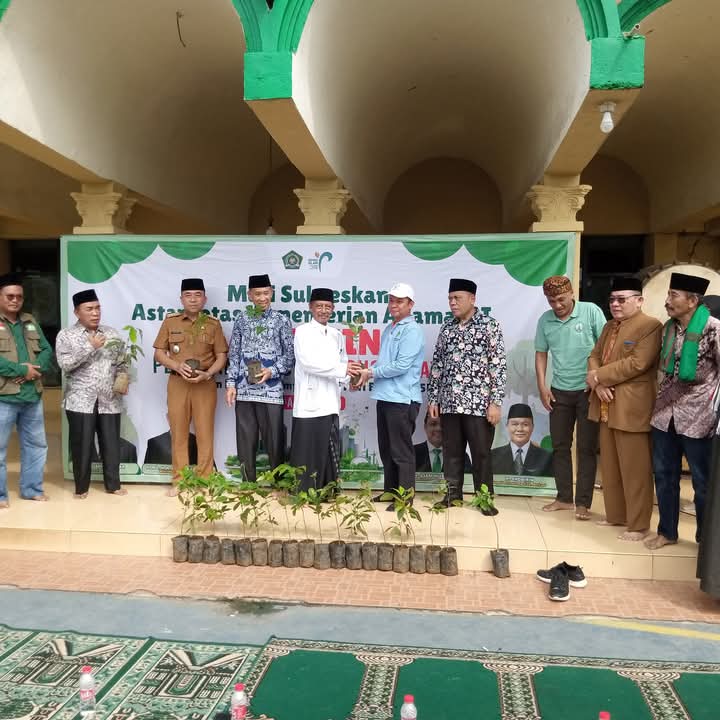 YPI Al-Barkah Lemah Abang Sukseskan Penanaman Satu Juta Pohon Matoa