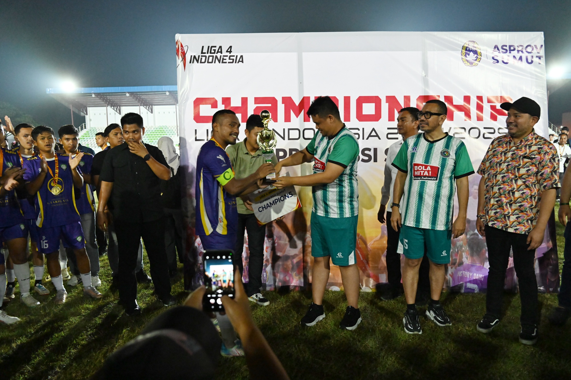 Serahkan Piala Juara Liga 4 Gubernur Bobby Nasution Harapkan Sepakbola Sumut Makin Berkembang Serahkan Piala Juara Liga 4 Gubernur Bobby Nasution Harapkan Sepakbola Sumut Makin Berkembang