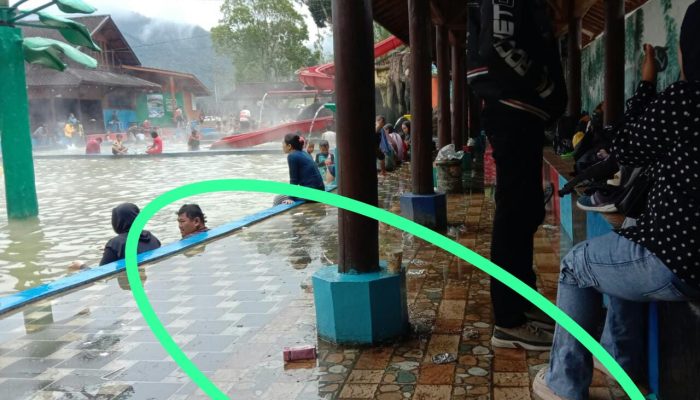 Sampah Berserakan di Wahana Air Panas Objek Wisata Rancabali Bandung Terkesan Diabaikan Pengelola