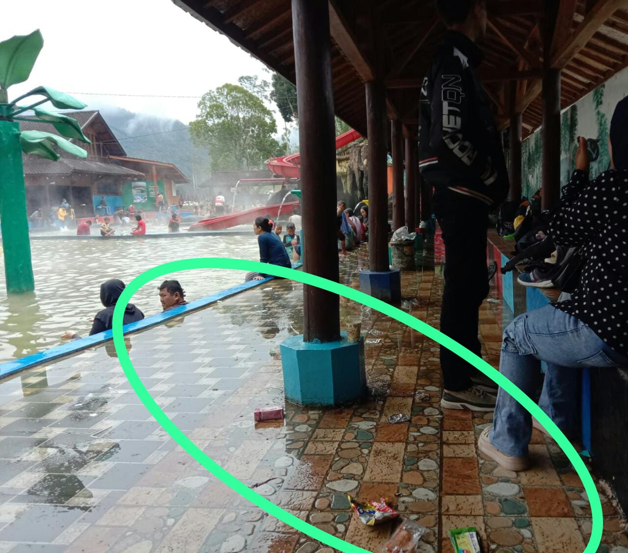 Keterangan Gambar: Sampah Berserakan di Wahana Air Panas Objek Wisata Rancabali Bandung Terkesan Diabaikan Pengelola arsip dokumentasi media kabarnusa24.com (Raga Kamanunggalan)