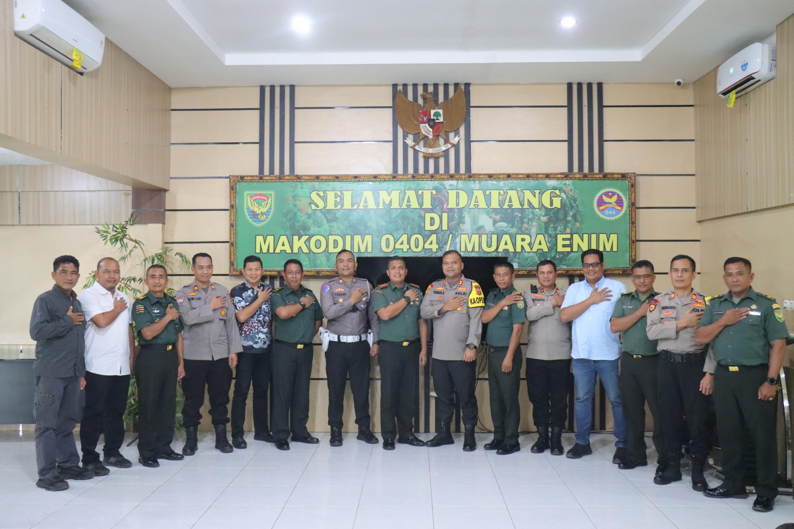 Dalam Upaya Memperkuat Sinergitas Antara TNI dan Polri, Kapolres PALI AKBP Yunar H. P. Sirait, S.H., S.I.K., M.I.K. Bersama Pejabat Utama (PJU) Polres PALI Melaksanakan kunjungan Silaturahmi ke Markas Kodim 0404/Muara Enim