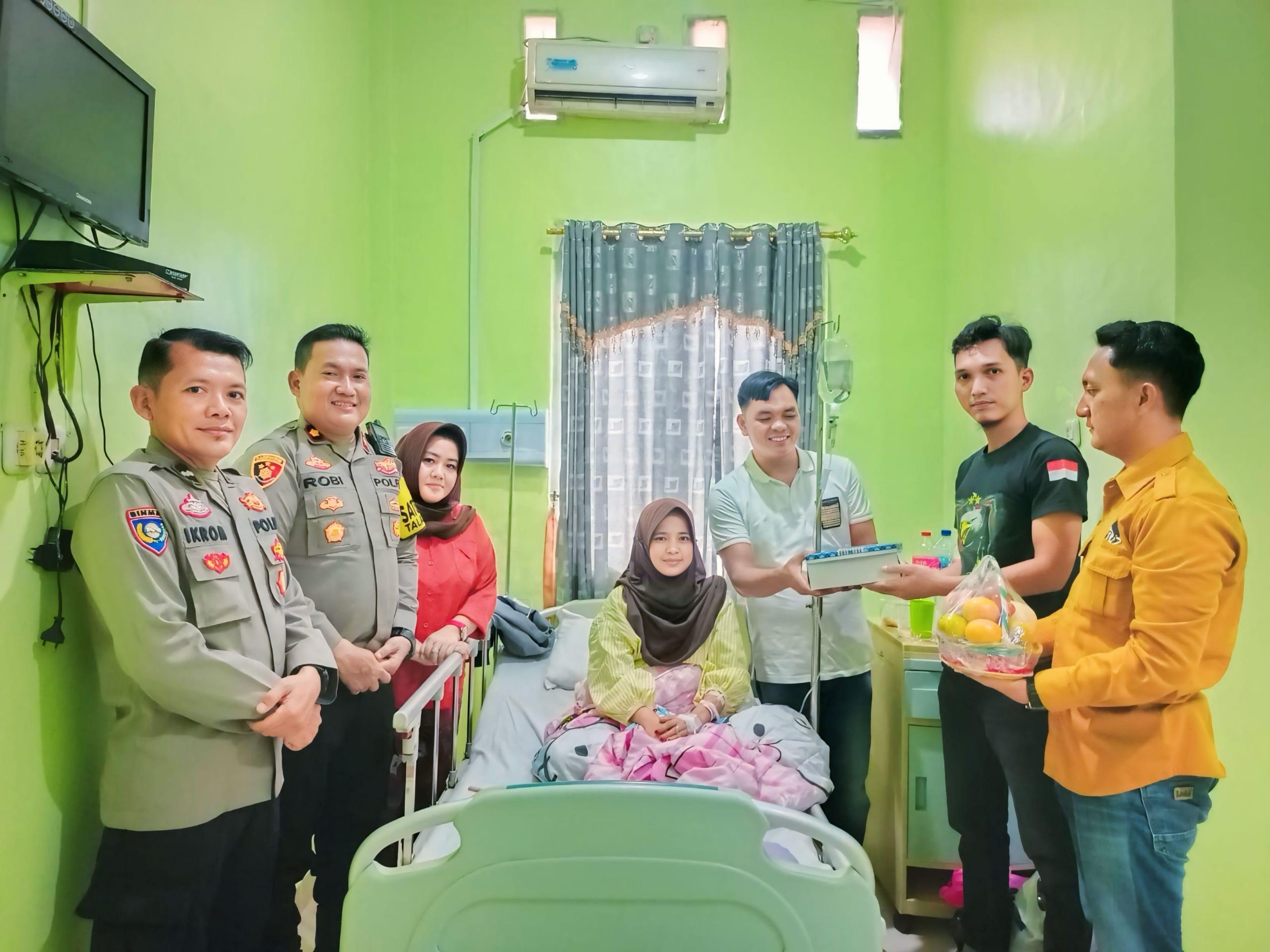 Kapolsek Talang Ubi Bersama Ketua Ranting Bhayangkari dan Sejumlah Personel ke RS Fadillah Kota Prabumulih, Untuk Membesuk Istri Panit Reskrim Polsek Talang Ubi