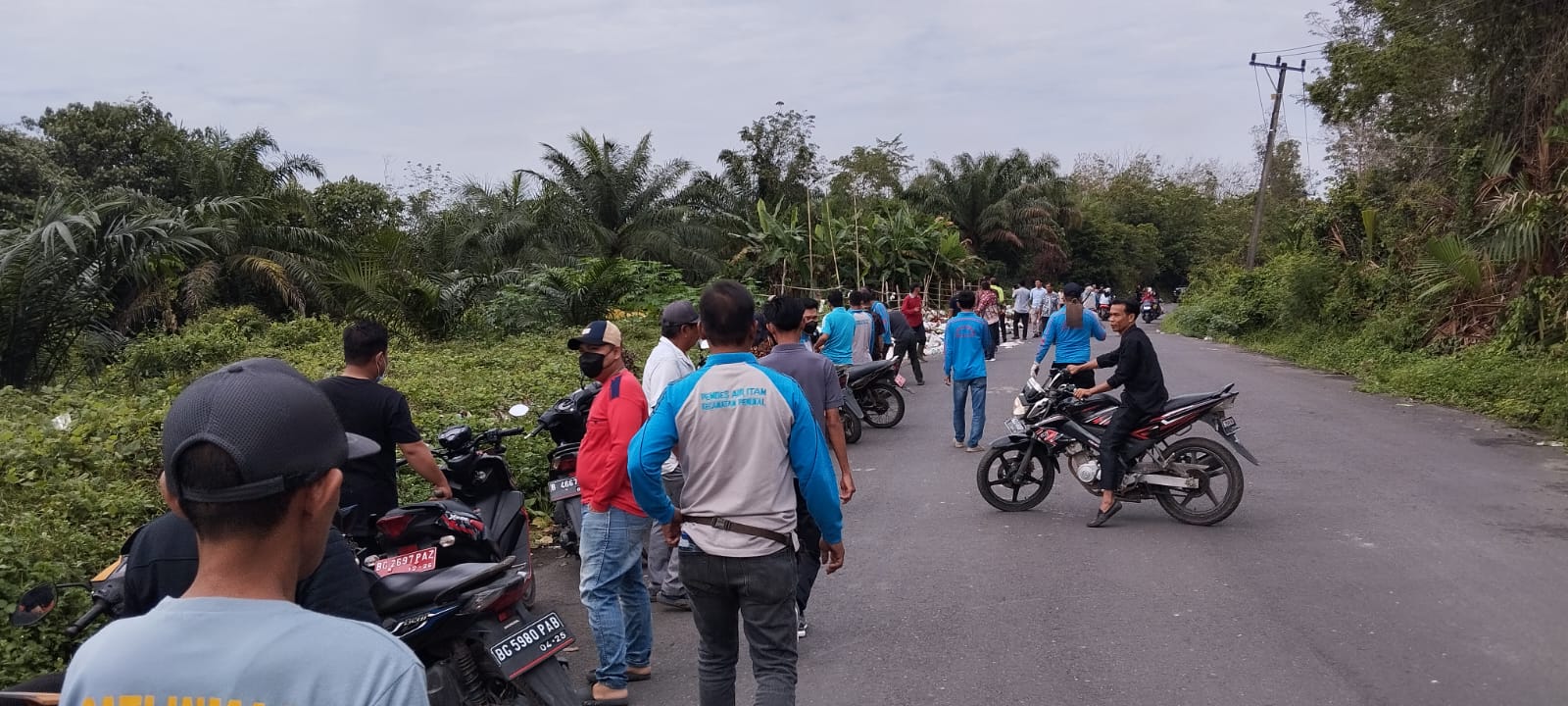 Untuk Menjaga Kelestarian Lingkungan Pemerintah Desa Air Itam Gelar Gotong Royong Membersikan Sampah Untuk Menjaga Kelestarian Lingkungan Pemerintah Desa Air Itam Gelar Gotong Royong Membersikan Sampah