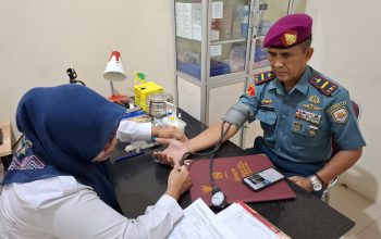 Donor Darah Hingga 129 kali, Perwira Lanal Palembang Terima Piagam Tanda Kehormatan Satyalencana Kebaktian Sosial