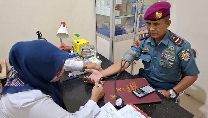Donor Darah Hingga 129 kali, Perwira Lanal Palembang Terima Piagam Tanda Kehormatan Satyalencana Kebaktian Sosial