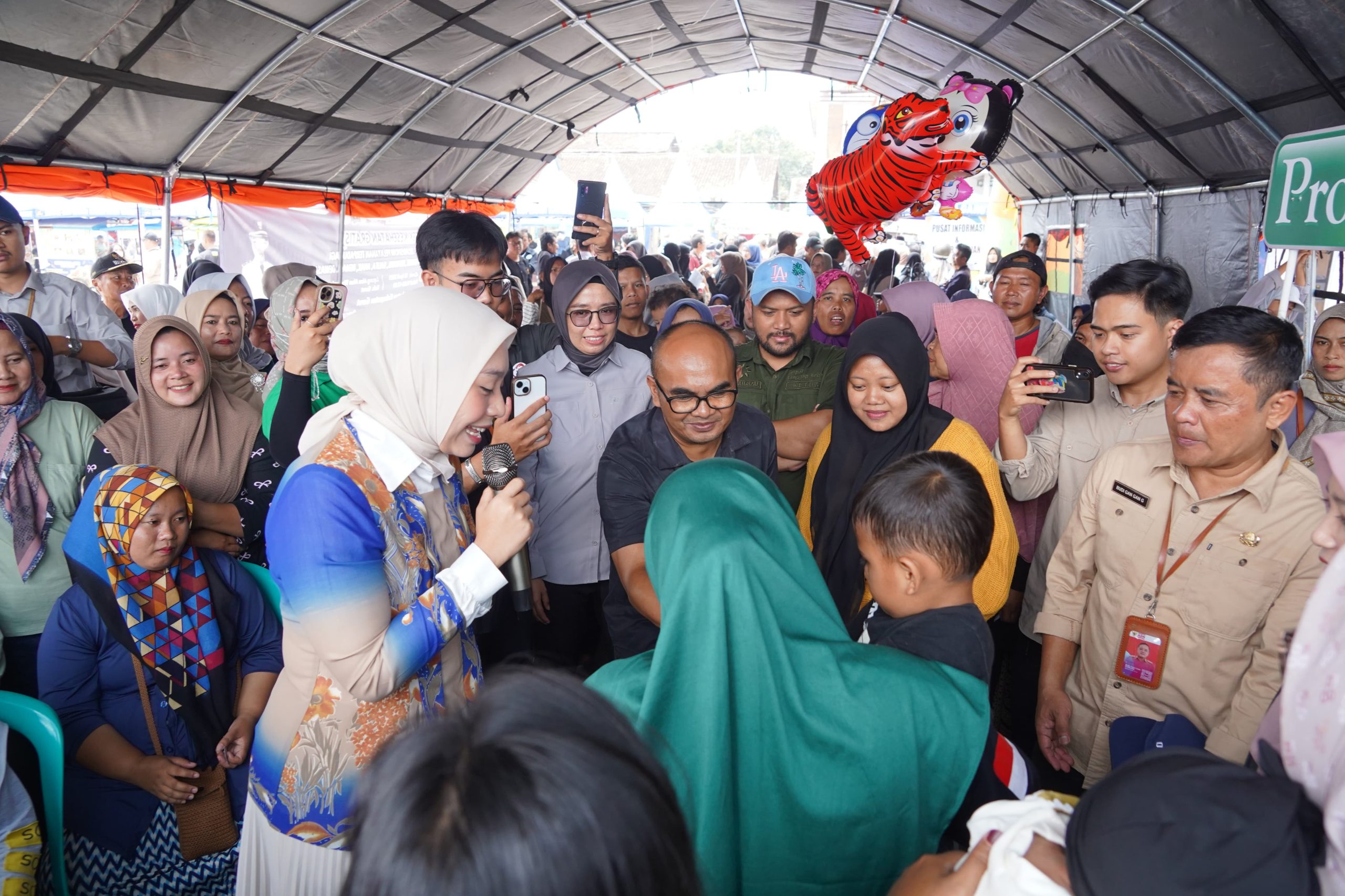 Keterangan Gambar: Roadshow Pelayanan Terpadu Disambut Antusias Wabup Garut Janji Jangkau Seluruh Kecamatan Yang Ada Di Kabupaten Garut.(Raga Kamanunggalan).