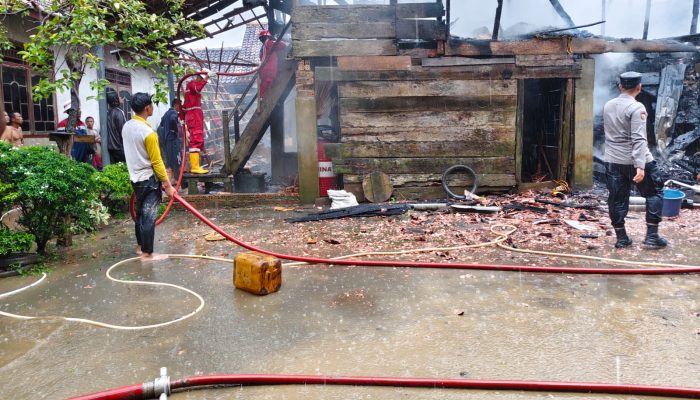 Jago merah Mengamuk, Sebuah Rumah Panggung di Desa Lunas Jaya Hangus Terbakar
