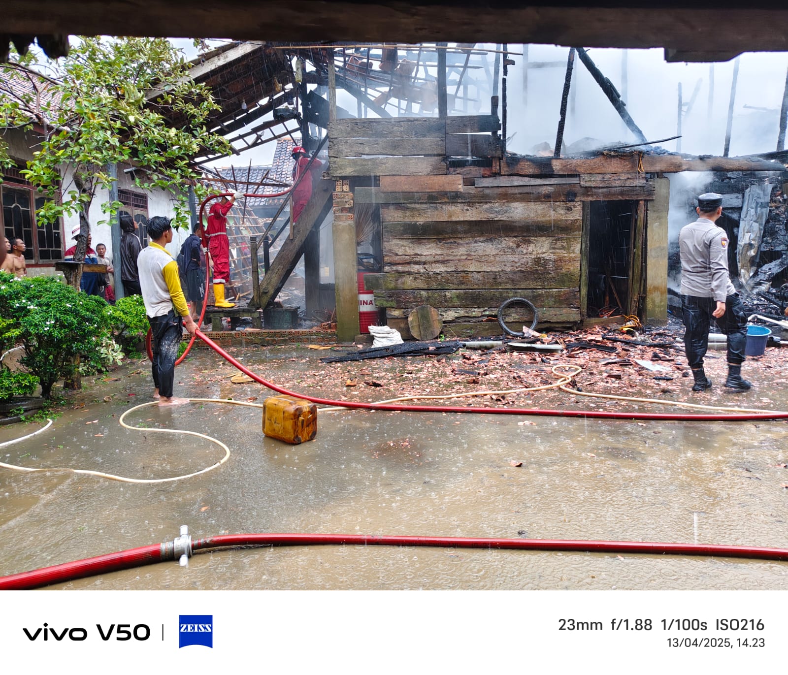 Jago merah Mengamuk, Sebuah Rumah Panggung di Desa Lunas Jaya Hangus Terbakar