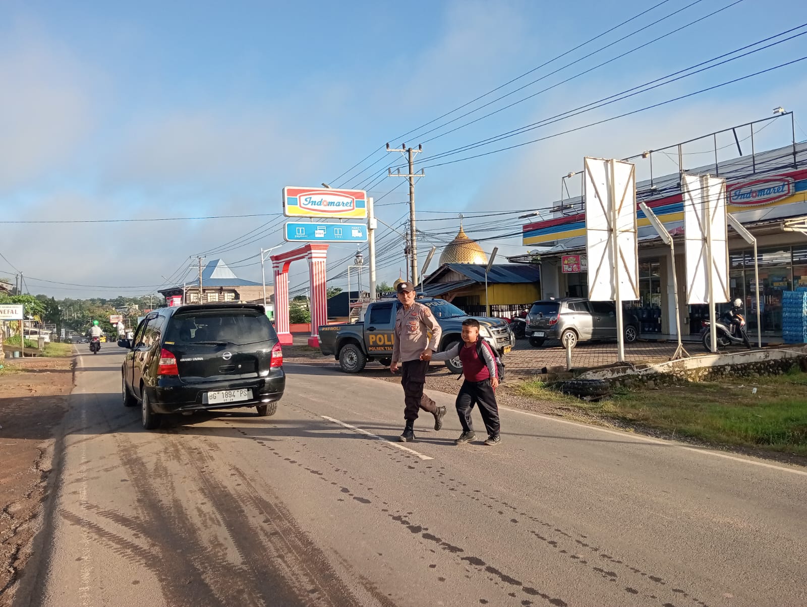 Polsek Talang Ubi Gencarkan Strong Point Pagi, Bantu Penyeberangan Pelajar dan Lansia
