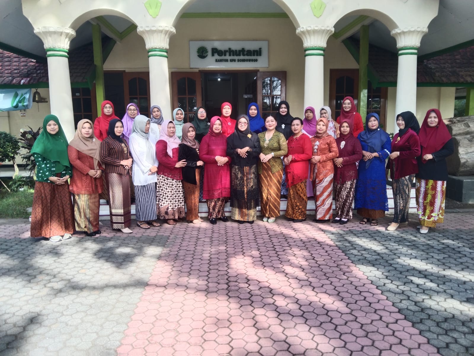 Ikatan Istri Karyawan (IIK) Perum Perhutani Cabang KPH Bondowoso Peringati Hari Kartini Tahun 2025