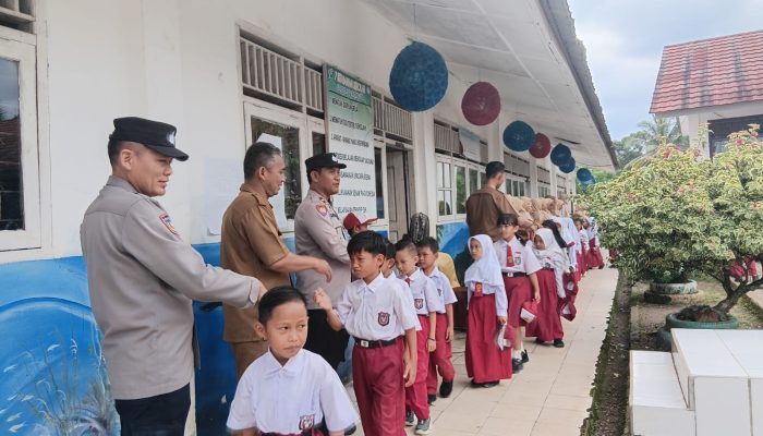 Bhabinkamtibmas Polsek Talang Ubi Jadi Pembina Upacara di SD Negeri 32, Kapolres PALI Tekankan Pentingnya Pendidikan Karakter Sejak Dini