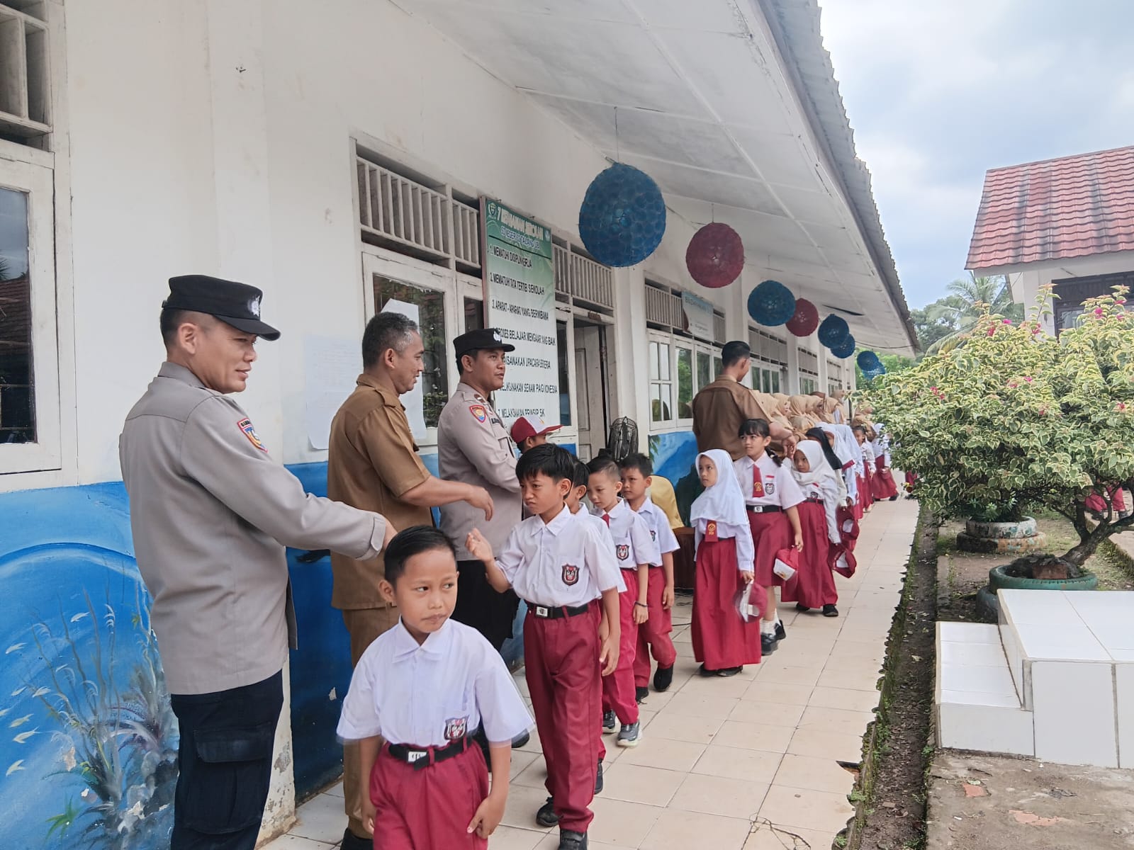 Bhabinkamtibmas Polsek Talang Ubi Jadi Pembina Upacara di SD Negeri 32, Kapolres PALI Tekankan Pentingnya Pendidikan Karakter Sejak Dini