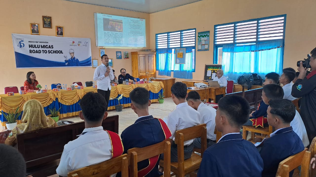Sosialisasi Hulu Migas dan Bahaya Judi Online, SKK Migas - PT Medco E&P Gandeng Polsek Penukal Utara dan BNNP Sumsel di SMAN 1 Penukal Utara