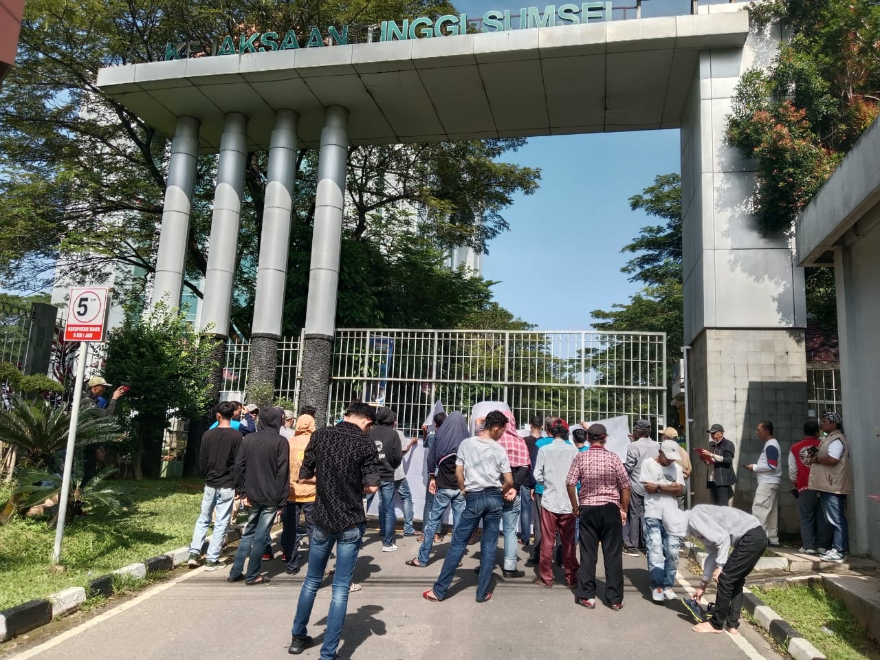 Unjukrasa Di Kejati Sumsel , Dian HS Ketua Lembaga PST Minta EDS Ditetapkan Sebagai Tersangka