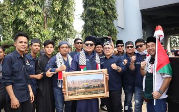 Dukung Palestina ,Massa PMPB Kota Palembang Melindas Bendera Israel Di Jembatan Ampera
