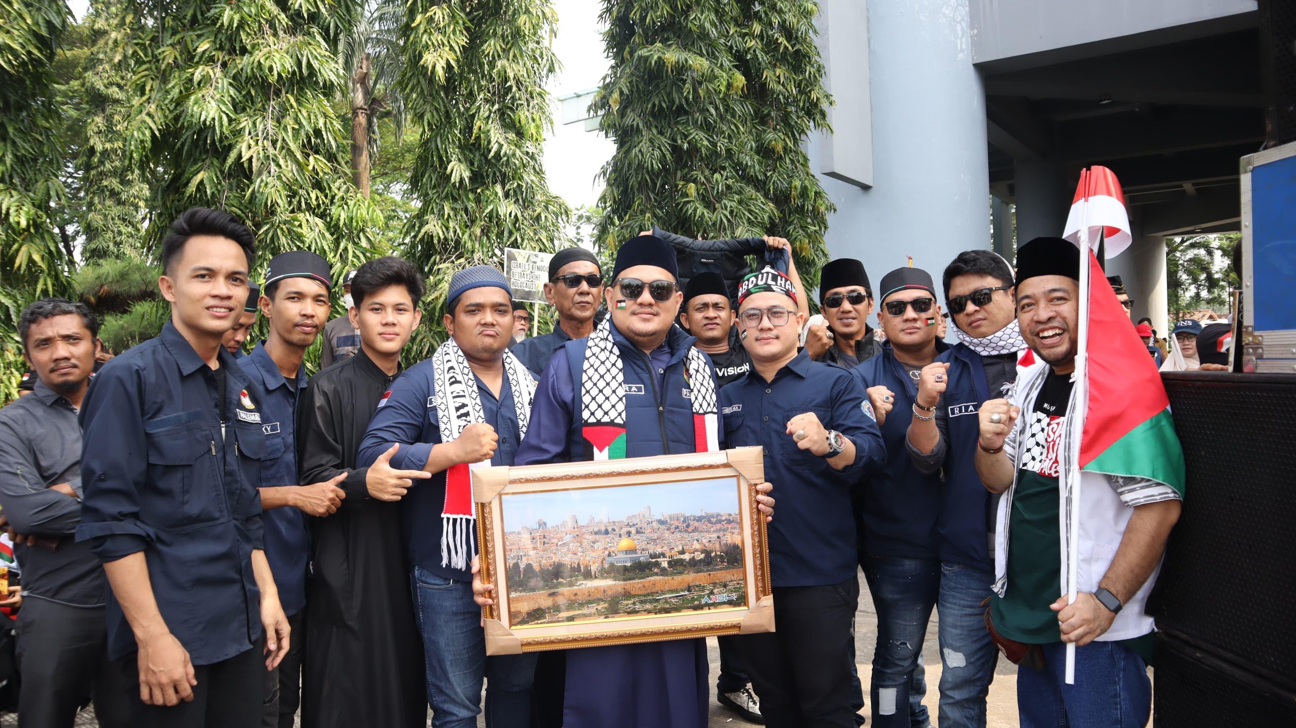 Dukung Palestina ,Massa PMPB Kota Palembang Melindas Bendera Israel Di Jembatan Ampera