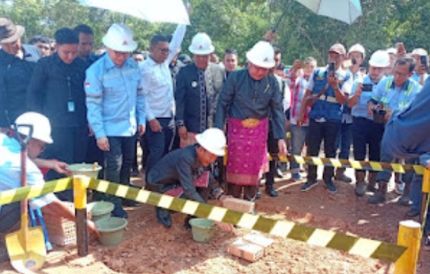 Bupati PALI Bersama Gubernur Sumatera Selatan Melakukan Peletakan Batu Pertama Pembangunan Jembatan Crossing Pipa Pertamina