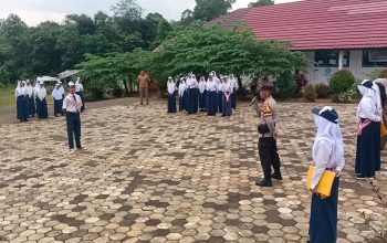 BHABINKAMTIBMAS POLSEK TALANG UBI JADI PEMBINA UPACARA DI SMP NEGERI 9 TALANG UBI, BERI PESAN KAMTIBMAS UNTUK SISWA