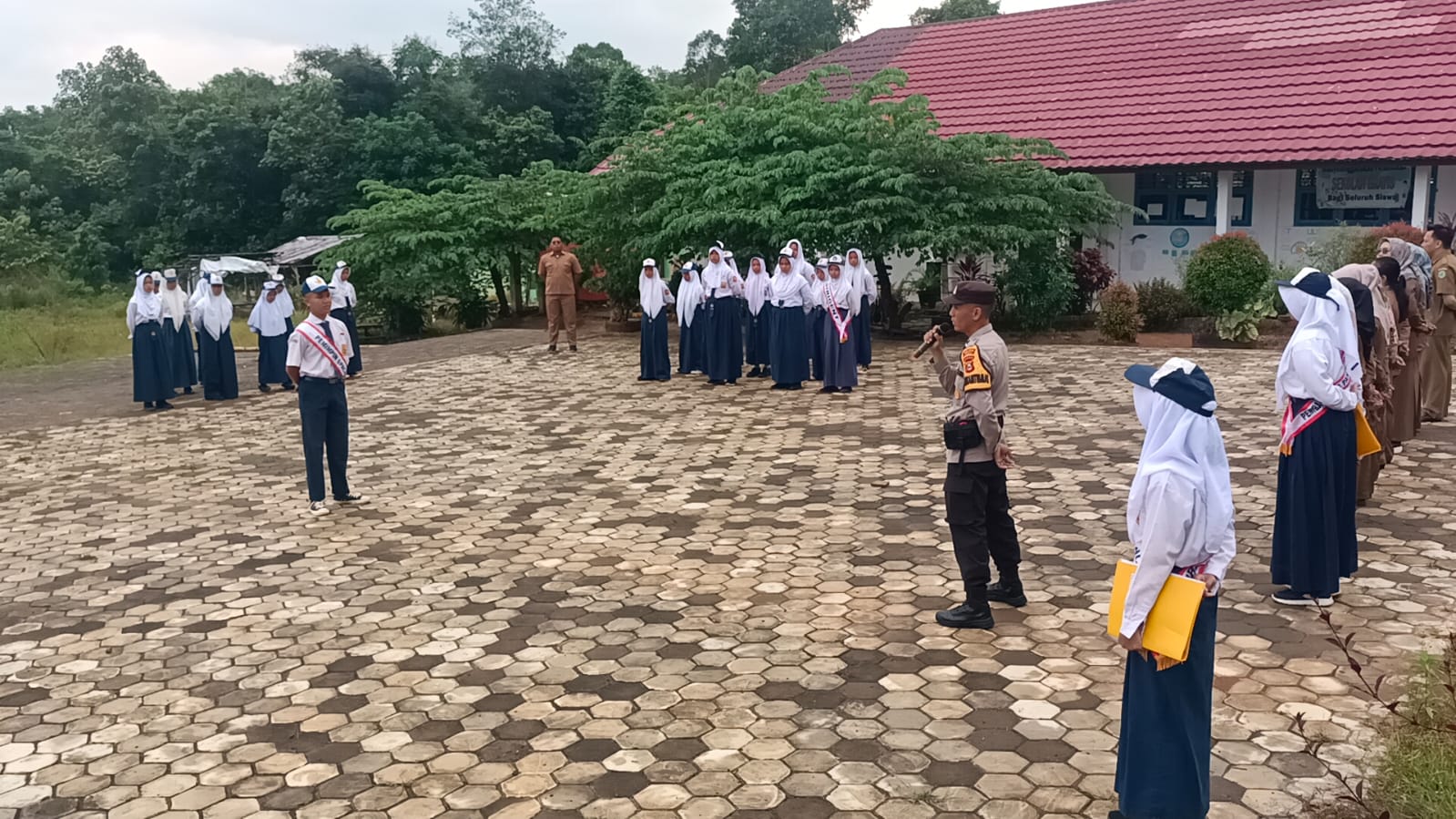 BHABINKAMTIBMAS POLSEK TALANG UBI JADI PEMBINA UPACARA DI SMP NEGERI 9 TALANG UBI, BERI PESAN KAMTIBMAS UNTUK SISWA