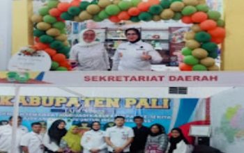 Sekretaris Daerah Kabupaten PALI Kartika Yanti, SH, MH., Meninjau dan Mengunjungi Stand Pameran UMKM