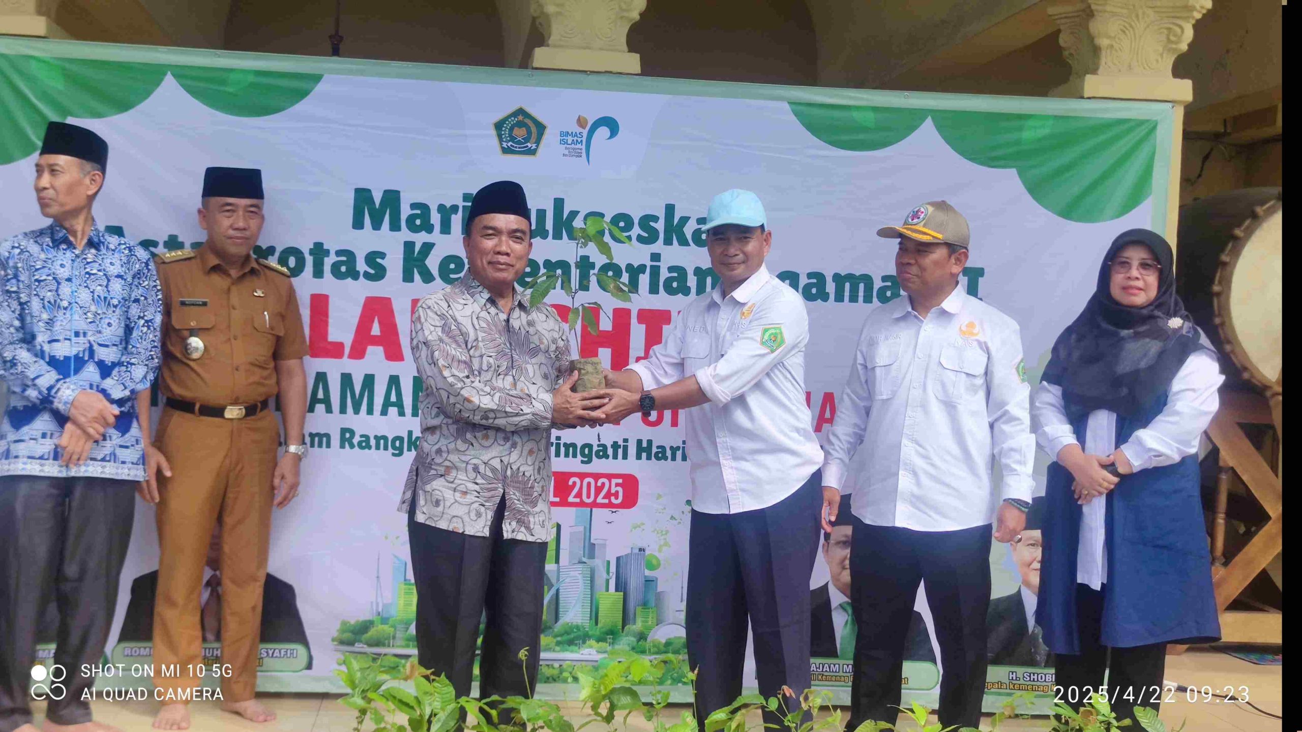 Kemenag Kabupaten Bekasi Tanam 2.000 Pohon Matoa untuk Hari Bumi 2025