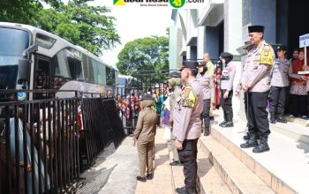 Polres Lampung Utara Kawal dan Amankan Pelepasan Keberangkatan Jama'ah Calon Haji Tahun 1446 H/ 2025 M