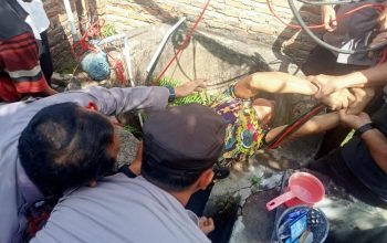 Respon Cepat, Personel Polsek Kotabumi Kota Evakuasi Warga Yang Jatuh di Dalam Sumur