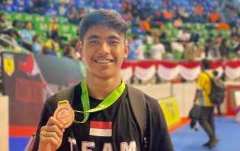 Rio Septiandri Antar Atlet Karate Lampung Utara Raih Prestasi Nasional di Kejurnas PB FORKI & Piala Gubernur Riau III 2025 Pekanbaru, 19 Mei 2025 — Di bawah kepemimpinan Rio Septiandri, SH selaku Ketua FORKI Kabupaten Lampung Utara, pembinaan atlet karate mulai menunjukkan hasil yang membanggakan. Salah satunya ditorehkan oleh Shoke, atlet muda dari Perguruan GOJU ASS Lampung Utara, yang sukses meraih medali perunggu dalam kategori kata perorangan junior putra pada ajang Kejuaraan Nasional Karate Piala Ketua Umum PB FORKI & Piala Gubernur Riau III Tahun 2025, yang berlangsung di GOR Gelanggang Remaja, Pekanbaru, Riau, pada 16–18 Mei 2025. Ajang ini diikuti oleh 1.025 atlet dari 27 provinsi dan 24 perguruan anggota PB FORKI, menjadikannya salah satu kejuaraan karate terbesar dan paling kompetitif di Indonesia. Kejuaraan dibuka oleh Ketua Umum PB FORKI, Marsekal TNI (Purn) Hadi Tjahjanto, yang menekankan pentingnya Kejurnas sebagai ajang penjaringan atlet-atlet potensial menuju SEA Games dan Kejuaraan Asia Tenggara (SEAKF). Sebelum keberangkatan, para atlet Lampung Utara dilepas secara resmi oleh Rio Septiandri, SH. Dalam arahannya, Rio mengingatkan pentingnya menjaga semangat juang dan menjunjung tinggi sportivitas demi nama baik daerah. > “Prestasi ini bukan hanya milik Shoke, tapi milik seluruh masyarakat Lampung Utara. Ini menjadi bukti bahwa anak daerah kita punya daya saing tinggi di level nasional. Kami akan terus memperkuat pembinaan agar lebih banyak lagi atlet Lampung Utara yang mengharumkan nama daerah,” ujar Rio Septiandri, SH., dengan penuh semangat. Dalam pertandingan, Shoke menunjukkan ketangguhan luar biasa dengan mengalahkan pesaing dari provinsi-provinsi kuat seperti NTB, Sulawesi Selatan, DKI Jakarta, hingga tuan rumah Riau, sebelum memastikan posisi ketiga nasional. Prestasi ini menjadi bukti nyata hasil pembinaan berkelanjutan oleh FORKI Lampung Utara di bawah kepemimpinan Rio Septiandri, SH. Tak hanya menjadi kebanggaan pribadi bagi Shoke, keberhasilan ini juga membangkitkan semangat generasi muda karateka di Bumi Ragem Tunas Lampung. “Keberhasilan ini adalah awal dari langkah besar. Kami ingin Lampung Utara dikenal sebagai gudang atlet karate berbakat, baik di tingkat nasional maupun internasional,” tambah Rio. ---