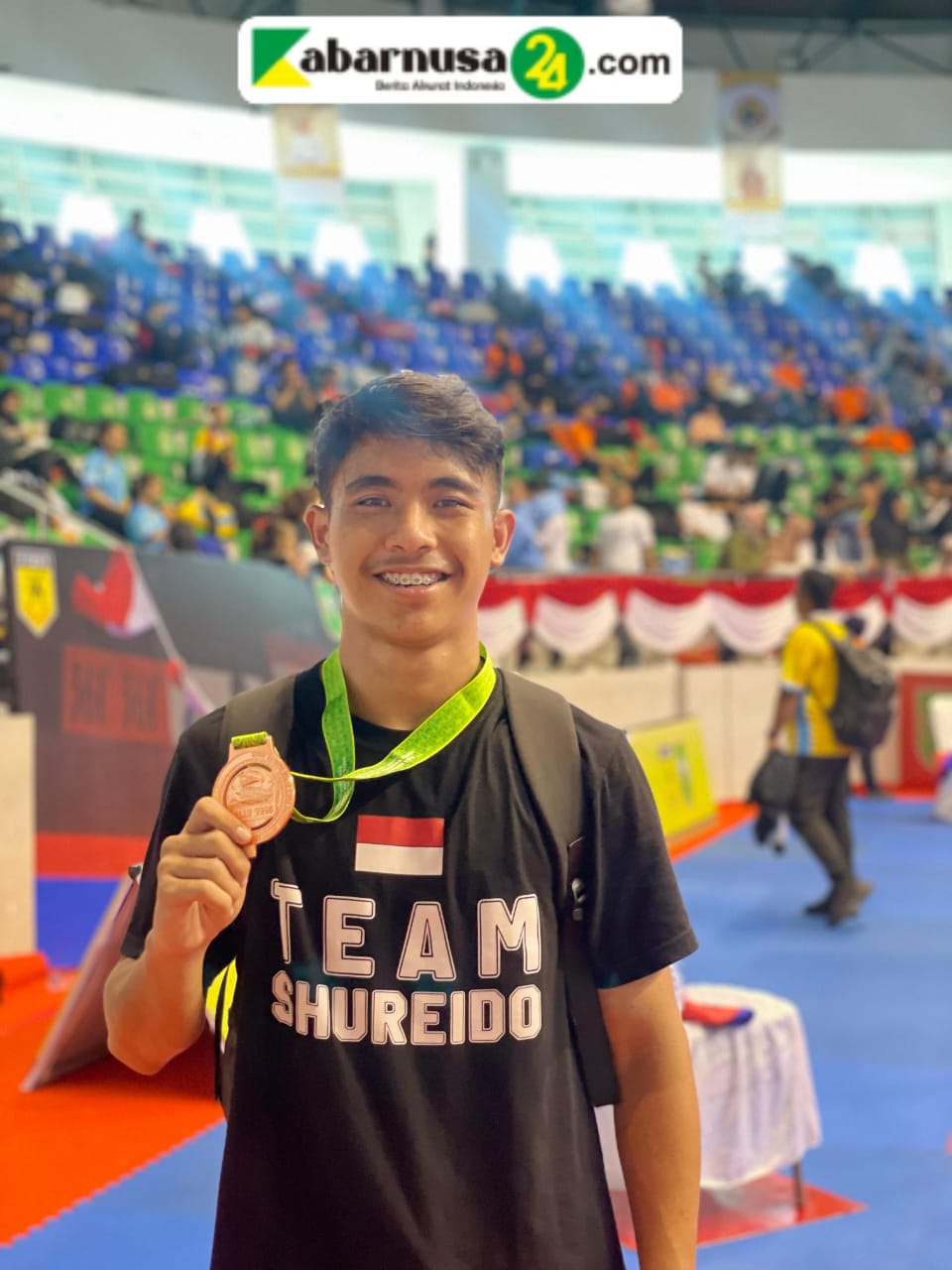 Rio Septiandri Antar Atlet Karate Lampung Utara Raih Prestasi Nasional di Kejurnas PB FORKI & Piala Gubernur Riau III 2025 Pekanbaru, 19 Mei 2025 — Di bawah kepemimpinan Rio Septiandri, SH selaku Ketua FORKI Kabupaten Lampung Utara, pembinaan atlet karate mulai menunjukkan hasil yang membanggakan. Salah satunya ditorehkan oleh Shoke, atlet muda dari Perguruan GOJU ASS Lampung Utara, yang sukses meraih medali perunggu dalam kategori kata perorangan junior putra pada ajang Kejuaraan Nasional Karate Piala Ketua Umum PB FORKI & Piala Gubernur Riau III Tahun 2025, yang berlangsung di GOR Gelanggang Remaja, Pekanbaru, Riau, pada 16–18 Mei 2025. Ajang ini diikuti oleh 1.025 atlet dari 27 provinsi dan 24 perguruan anggota PB FORKI, menjadikannya salah satu kejuaraan karate terbesar dan paling kompetitif di Indonesia. Kejuaraan dibuka oleh Ketua Umum PB FORKI, Marsekal TNI (Purn) Hadi Tjahjanto, yang menekankan pentingnya Kejurnas sebagai ajang penjaringan atlet-atlet potensial menuju SEA Games dan Kejuaraan Asia Tenggara (SEAKF). Sebelum keberangkatan, para atlet Lampung Utara dilepas secara resmi oleh Rio Septiandri, SH. Dalam arahannya, Rio mengingatkan pentingnya menjaga semangat juang dan menjunjung tinggi sportivitas demi nama baik daerah. > “Prestasi ini bukan hanya milik Shoke, tapi milik seluruh masyarakat Lampung Utara. Ini menjadi bukti bahwa anak daerah kita punya daya saing tinggi di level nasional. Kami akan terus memperkuat pembinaan agar lebih banyak lagi atlet Lampung Utara yang mengharumkan nama daerah,” ujar Rio Septiandri, SH., dengan penuh semangat. Dalam pertandingan, Shoke menunjukkan ketangguhan luar biasa dengan mengalahkan pesaing dari provinsi-provinsi kuat seperti NTB, Sulawesi Selatan, DKI Jakarta, hingga tuan rumah Riau, sebelum memastikan posisi ketiga nasional. Prestasi ini menjadi bukti nyata hasil pembinaan berkelanjutan oleh FORKI Lampung Utara di bawah kepemimpinan Rio Septiandri, SH. Tak hanya menjadi kebanggaan pribadi bagi Shoke, keberhasilan ini juga membangkitkan semangat generasi muda karateka di Bumi Ragem Tunas Lampung. “Keberhasilan ini adalah awal dari langkah besar. Kami ingin Lampung Utara dikenal sebagai gudang atlet karate berbakat, baik di tingkat nasional maupun internasional,” tambah Rio. ---