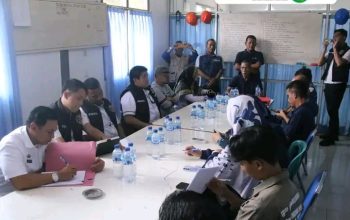 Kunjungan Kerja DLH Provinsi dan DLH Lampung Utara ke PT Teguh Wibawa Bhakti Persada, Bahas Komitmen Lingkungan  Lampung Utara, 28 Mei 2025 – Dalam rangka pengawasan dan pembinaan terhadap perusahaan yang bergerak di bidang pengelolaan lingkungan, Dinas Lingkungan Hidup (DLH) Provinsi Lampung bersama DLH Kabupaten Lampung Utara melakukan kunjungan kerja ke PT Teguh Wibawa Bhakti Persada, Rabu (28/5/2025).  Wakil Bupati Lampung Utara, Romli.,S.Kom., S.H., M.H., yang diwakili oleh Kepala DLH Kabupaten Lampung Utara, Ina Sulistya Achyar , S.P. Turut mendampingi dalam kegiatan tersebut, Kepala Bidang Penataan dan Peningkatan Kapasitas Lingkungan Hidup DLH Provinsi Lampung, Yulia Mustika Sari, ST, dan Kanit 4 Tipidter Polda Lampung, Iptu Prenata Algazali.  Kegiatan ini bertujuan untuk meninjau langsung implementasi pengelolaan lingkungan di kawasan operasional perusahaan, khususnya terkait perizinan, pengelolaan limbah B3, dan ketaatan terhadap regulasi lingkungan yang berlaku.  Dalam kesempatan tersebut, rombongan diterima langsung oleh manajemen PT Teguh Wibawa Bhakti Persada, yang menyampaikan komitmen perusahaan dalam menjalankan operasional yang ramah lingkungan dan patuh terhadap peraturan yang ditetapkan oleh pemerintah.  Arahan dari DLH Provinsi Lampung  Kabid Penataan dan Peningkatan Kapasitas Lingkungan Hidup, Yulia Mustika Sari, ST, menyampaikan beberapa poin penting:  1. Komitmen Lingkungan: Perusahaan diharapkan terus meningkatkan kepatuhan terhadap regulasi lingkungan, termasuk dalam pengelolaan limbah dan dokumen lingkungan seperti AMDAL atau UKL-UPL.  2. Transparansi dan Pelaporan: DLH Provinsi mengimbau agar perusahaan melaporkan secara berkala data pemantauan lingkungan melalui Sistem Pelaporan Elektronik (SIMPEL).  3. Kolaborasi dengan DLH Kabupaten: Koordinasi aktif dengan DLH kabupaten harus dijaga agar pengawasan berjalan efektif dan solusi atas permasalahan lingkungan dapat ditangani cepat.  4. Peran Swasta dalam Ketahanan Lingkungan: Perusahaan swasta, termasuk PT Teguh Wibawa Bhakti Persada, memiliki peran penting dalam menjaga keberlanjutan lingkungan hidup daerah.  Arahan dari Kepala DLH Lampung Utara (Mewakili Wakil Bupati)  Ina Sulistya, S.P., menyampaikan bahwa pemerintah daerah sangat mengapresiasi keterbukaan perusahaan dalam menerima kunjungan dan harapannya agar:  PT TEGUH WIBAWA BHAKTI PERSADA dapat menjadi contoh bagi perusahaan lain dalam hal kepatuhan terhadap hukum dan etika lingkungan.  Setiap aktivitas operasional dilakukan dengan memperhatikan aspek keselamatan dan dampak lingkungan terhadap masyarakat sekitar.  Adanya forum dialog berkelanjutan antara pemerintah daerah, perusahaan, dan masyarakat dalam hal pengelolaan lingkungan.  Pihak perusahaan menyampaikan terima kasih atas kunjungan dan pembinaan yang dilakukan oleh DLH Provinsi, DLH Kabupaten, serta pihak kepolisian. Dalam pernyataannya, perusahaan berkomitmen untuk:  Melakukan evaluasi dan peningkatan sistem pengelolaan lingkungan secara berkala.  Memastikan bahwa seluruh prosedur operasional sesuai dengan ketentuan perundangan yang berlaku.  Menjalin komunikasi yang baik dengan instansi pemerintah dan masyarakat sekitar untuk mencegah potensi konflik lingkungan.  Kegiatan diakhiri dengan peninjauan lapangan oleh rombongan, termasuk melihat langsung area pengelolaan limbah dan fasilitas pendukung lingkungan perusahaan. Kunjungan ini diharapkan menjadi momentum penting dalam memperkuat sinergi antara pemerintah, aparat penegak hukum, dan pelaku usaha dalam menjaga kelestarian lingkungan hidup di Lampung Utara.