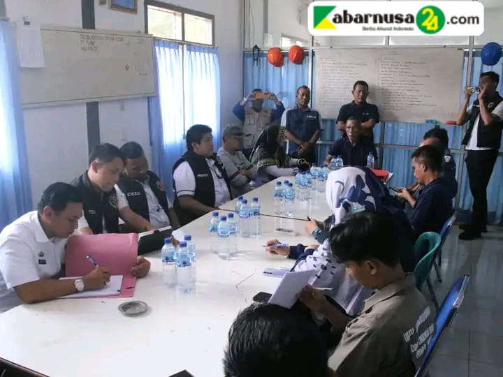 Kunjungan Kerja DLH Provinsi dan DLH Lampung Utara ke PT Teguh Wibawa Bhakti Persada, Bahas Komitmen Lingkungan Lampung Utara, 28 Mei 2025 – Dalam rangka pengawasan dan pembinaan terhadap perusahaan yang bergerak di bidang pengelolaan lingkungan, Dinas Lingkungan Hidup (DLH) Provinsi Lampung bersama DLH Kabupaten Lampung Utara melakukan kunjungan kerja ke PT Teguh Wibawa Bhakti Persada, Rabu (28/5/2025). Wakil Bupati Lampung Utara, Romli.,S.Kom., S.H., M.H., yang diwakili oleh Kepala DLH Kabupaten Lampung Utara, Ina Sulistya Achyar , S.P. Turut mendampingi dalam kegiatan tersebut, Kepala Bidang Penataan dan Peningkatan Kapasitas Lingkungan Hidup DLH Provinsi Lampung, Yulia Mustika Sari, ST, dan Kanit 4 Tipidter Polda Lampung, Iptu Prenata Algazali. Kegiatan ini bertujuan untuk meninjau langsung implementasi pengelolaan lingkungan di kawasan operasional perusahaan, khususnya terkait perizinan, pengelolaan limbah B3, dan ketaatan terhadap regulasi lingkungan yang berlaku. Dalam kesempatan tersebut, rombongan diterima langsung oleh manajemen PT Teguh Wibawa Bhakti Persada, yang menyampaikan komitmen perusahaan dalam menjalankan operasional yang ramah lingkungan dan patuh terhadap peraturan yang ditetapkan oleh pemerintah. Arahan dari DLH Provinsi Lampung Kabid Penataan dan Peningkatan Kapasitas Lingkungan Hidup, Yulia Mustika Sari, ST, menyampaikan beberapa poin penting: 1. Komitmen Lingkungan: Perusahaan diharapkan terus meningkatkan kepatuhan terhadap regulasi lingkungan, termasuk dalam pengelolaan limbah dan dokumen lingkungan seperti AMDAL atau UKL-UPL. 2. Transparansi dan Pelaporan: DLH Provinsi mengimbau agar perusahaan melaporkan secara berkala data pemantauan lingkungan melalui Sistem Pelaporan Elektronik (SIMPEL). 3. Kolaborasi dengan DLH Kabupaten: Koordinasi aktif dengan DLH kabupaten harus dijaga agar pengawasan berjalan efektif dan solusi atas permasalahan lingkungan dapat ditangani cepat. 4. Peran Swasta dalam Ketahanan Lingkungan: Perusahaan swasta, termasuk PT Teguh Wibawa Bhakti Persada, memiliki peran penting dalam menjaga keberlanjutan lingkungan hidup daerah. Arahan dari Kepala DLH Lampung Utara (Mewakili Wakil Bupati) Ina Sulistya, S.P., menyampaikan bahwa pemerintah daerah sangat mengapresiasi keterbukaan perusahaan dalam menerima kunjungan dan harapannya agar: PT TEGUH WIBAWA BHAKTI PERSADA dapat menjadi contoh bagi perusahaan lain dalam hal kepatuhan terhadap hukum dan etika lingkungan. Setiap aktivitas operasional dilakukan dengan memperhatikan aspek keselamatan dan dampak lingkungan terhadap masyarakat sekitar. Adanya forum dialog berkelanjutan antara pemerintah daerah, perusahaan, dan masyarakat dalam hal pengelolaan lingkungan. Pihak perusahaan menyampaikan terima kasih atas kunjungan dan pembinaan yang dilakukan oleh DLH Provinsi, DLH Kabupaten, serta pihak kepolisian. Dalam pernyataannya, perusahaan berkomitmen untuk: Melakukan evaluasi dan peningkatan sistem pengelolaan lingkungan secara berkala. Memastikan bahwa seluruh prosedur operasional sesuai dengan ketentuan perundangan yang berlaku. Menjalin komunikasi yang baik dengan instansi pemerintah dan masyarakat sekitar untuk mencegah potensi konflik lingkungan. Kegiatan diakhiri dengan peninjauan lapangan oleh rombongan, termasuk melihat langsung area pengelolaan limbah dan fasilitas pendukung lingkungan perusahaan. Kunjungan ini diharapkan menjadi momentum penting dalam memperkuat sinergi antara pemerintah, aparat penegak hukum, dan pelaku usaha dalam menjaga kelestarian lingkungan hidup di Lampung Utara.