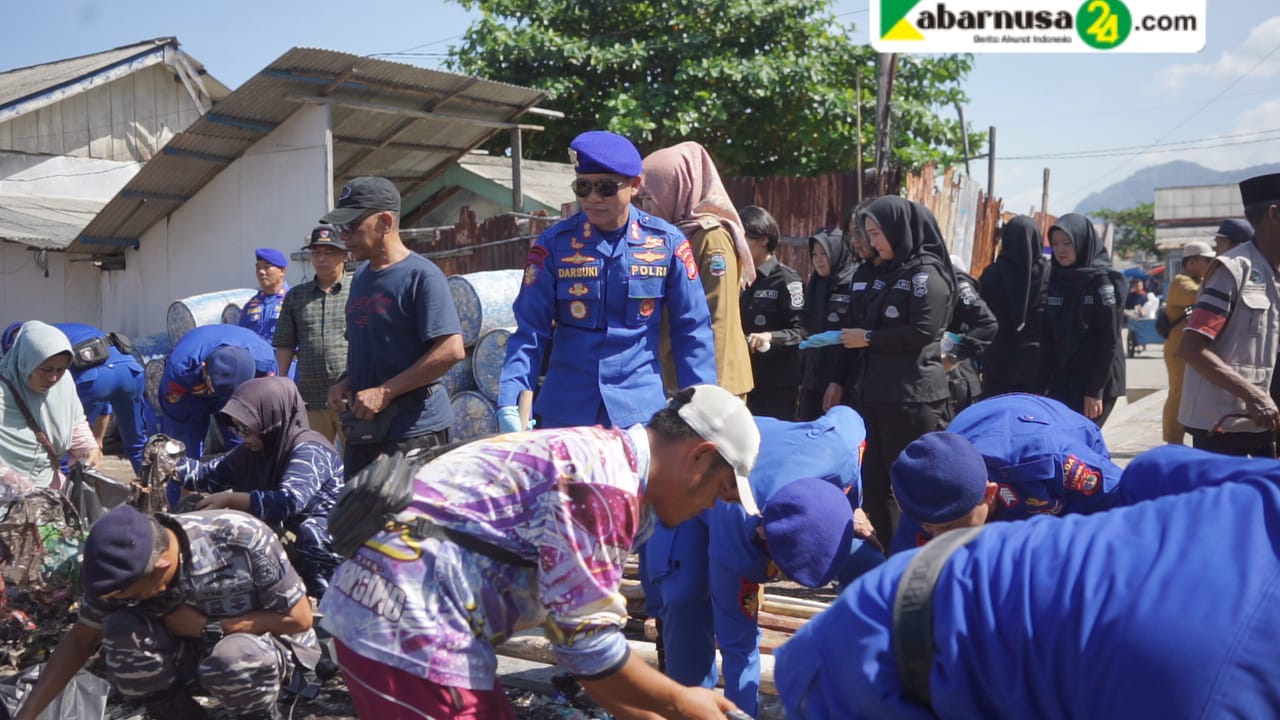 Patroli Laut Dan Bersih Pantai, Ditpolairud Bersama Bid Humas Polda Lampung Ajak Warga Peduli Lingkungan di Kawasan