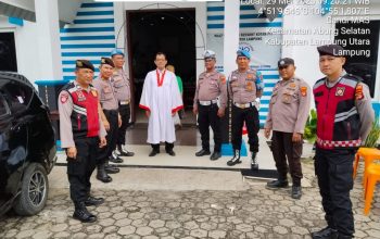 Polres Lampung Utara Amankan Peringatan Kenaikan Isa Al-Masih  Lampung Utara –  Guna memberikan rasa aman dalam peringatan kenaikan Isa Al Masih, Polres Lampung Utara melakukan pengamanan di gereja-gereja yang menggelar peringatan tersebut di seluruh wilayah Kabupaten setempat, Kamis (29/5/25).   Kapolres Lampung Utara melalui Kasi Humas AKP Budiarto menjelaskan, bahwa pengamanan tersebut bertujuan untuk meningkatkan keamanan dan kenyamanan para umat yang sedang melaksanakan ibadah.  “Kegiatan ini dilaksanakan untuk memberikan keamanan dan kenyamanan bagi saudara kita yang sedang melaksanakan ibadah agar lebih khusus,” katanya.    AKP Budi juga menegaskan bahwa pengamanan serupa dilakukan di gereja-gereja di seluruh wilayah Polsek jajaran Polres Lampung Utara. Pengamanan tersebut dilakukan oleh personel Polsek di tempat-tempat gereja yang digunakan untuk ibadah umat Nasrani.   “Selain pengamanan di gereja, personel jajaran Polres Lampung Utara juga melaksanakan kegiatan patroli antisipasi gangguan kamtibmas,” ujarnya.   Hal ini dilakukan untuk mewujudkan situasi kamtibmas yang aman, baik dalam situasi wilayah maupun kegiatan ibadah merayakan kenaikan Isa Al Masih agar dapat dilakukan dengan penuh khidmat, aman, dan nyaman.(ris/Arson)