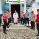 Polres Lampung Utara Amankan Peringatan Kenaikan Isa Al-Masih  Lampung Utara –  Guna memberikan rasa aman dalam peringatan kenaikan Isa Al Masih, Polres Lampung Utara melakukan pengamanan di gereja-gereja yang menggelar peringatan tersebut di seluruh wilayah Kabupaten setempat, Kamis (29/5/25).   Kapolres Lampung Utara melalui Kasi Humas AKP Budiarto menjelaskan, bahwa pengamanan tersebut bertujuan untuk meningkatkan keamanan dan kenyamanan para umat yang sedang melaksanakan ibadah.  “Kegiatan ini dilaksanakan untuk memberikan keamanan dan kenyamanan bagi saudara kita yang sedang melaksanakan ibadah agar lebih khusus,” katanya.    AKP Budi juga menegaskan bahwa pengamanan serupa dilakukan di gereja-gereja di seluruh wilayah Polsek jajaran Polres Lampung Utara. Pengamanan tersebut dilakukan oleh personel Polsek di tempat-tempat gereja yang digunakan untuk ibadah umat Nasrani.   “Selain pengamanan di gereja, personel jajaran Polres Lampung Utara juga melaksanakan kegiatan patroli antisipasi gangguan kamtibmas,” ujarnya.   Hal ini dilakukan untuk mewujudkan situasi kamtibmas yang aman, baik dalam situasi wilayah maupun kegiatan ibadah merayakan kenaikan Isa Al Masih agar dapat dilakukan dengan penuh khidmat, aman, dan nyaman.(ris/Arson)