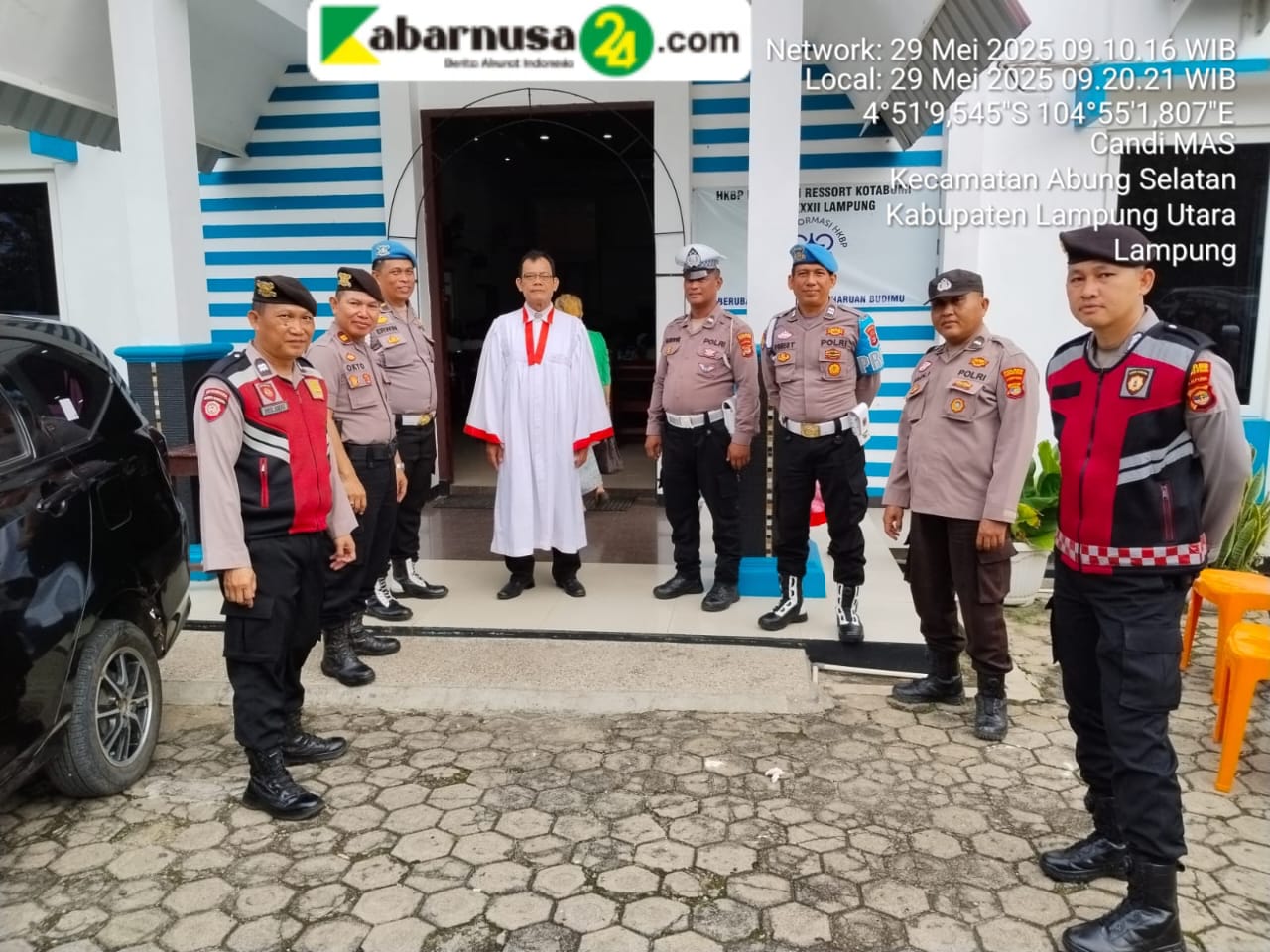 Polres Lampung Utara Amankan Peringatan Kenaikan Isa Al-Masih Lampung Utara - Guna memberikan rasa aman dalam peringatan kenaikan Isa Al Masih, Polres Lampung Utara melakukan pengamanan di gereja-gereja yang menggelar peringatan tersebut di seluruh wilayah Kabupaten setempat, Kamis (29/5/25). Kapolres Lampung Utara melalui Kasi Humas AKP Budiarto menjelaskan, bahwa pengamanan tersebut bertujuan untuk meningkatkan keamanan dan kenyamanan para umat yang sedang melaksanakan ibadah. "Kegiatan ini dilaksanakan untuk memberikan keamanan dan kenyamanan bagi saudara kita yang sedang melaksanakan ibadah agar lebih khusus," katanya. AKP Budi juga menegaskan bahwa pengamanan serupa dilakukan di gereja-gereja di seluruh wilayah Polsek jajaran Polres Lampung Utara. Pengamanan tersebut dilakukan oleh personel Polsek di tempat-tempat gereja yang digunakan untuk ibadah umat Nasrani. "Selain pengamanan di gereja, personel jajaran Polres Lampung Utara juga melaksanakan kegiatan patroli antisipasi gangguan kamtibmas," ujarnya. Hal ini dilakukan untuk mewujudkan situasi kamtibmas yang aman, baik dalam situasi wilayah maupun kegiatan ibadah merayakan kenaikan Isa Al Masih agar dapat dilakukan dengan penuh khidmat, aman, dan nyaman.(ris/Arson)