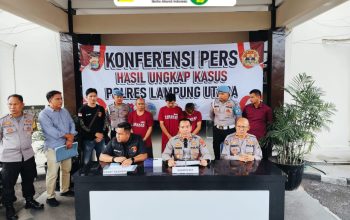 Satu Pekan, Jajaran Polres Lampung Utara Berhasil Mengungkap Kasus 3C  Lampung Utara – Tiga bandit jalanan yang kerap beraksi di tiga wilayah berbeda, yaitu Bunga Mayang, Kotabumi Utara, dan Abung Selatan, di ringkus Tim Tekab 308 Presisi Sat Reskrim Polres Lampung Utara, di tiga lokasi terpisah. Mereka merupakan para pelaku pencurian motor (curanmor), Curas (pencurian dengan kekerasan) dan curat (pencurian dengan pemberatan) atau “3C” Yang sempat meresahkan warga Lampung Utara.   Dari para tersangka Polisi berhasil mengamankan barang bukti 4 unit sepeda motor,  Waka Polres Lampung Utara Kompol Yohanis, didampingi Kasat reskrim AKP Apfryyadi Pratama, mengatakan, pihaknya berhasil mengamankan tiga tersangka curanmor dan Curat serta curas dalam kurun waktu satu minggu.  “Pengungkapan ini kami lakukan menjawab keresahan, serta keluhan masyarakat terkait curanmor, khususnya di Lampung Utara, ini membuktikan hal itu ditanggapi dengan serius oleh kepolisian” ungkap Kompol Yohanis. Rabu (28/5/25).   “Diharapkan dengan diungkapnya kasus ini, curanmor di Kotabumi dan sekitarnya dapat ditekan dan masyarakat dapat merasa lebih aman” Imbuhnya  Diterangkan lebih lanjut oleh Kasat reskrim AKP Apfryyadi Pratama pelaku pertama di tangkap TP  (35) Warga Dusun I Desa Banjar Ratu Kecamatan Way Pengubuan Lampung Tengah.  “Bersama pelaku turut diamankan 1(satu) unit sepeda motor honda grand warna hitam dengan nopol F 4196 AB dengan noka NC222.78246 Dan nosin NCE 1177863” terang AKP Apfryyadi  “Waktu Kejadian DI jalan raya sukamaju kalicinta Kotabumi Pada Hari Rabu tanggal 07 Mei 2025 sekira pukul 22.00 Wib” lanjut Kasat Reskrim.  “Tersangka kedua yang diamankan adalah PWT alias Apun (40) warga Desa Pagar Blambangan Pagar, bersama pelaku turut diamankan 1 (satu) unit sepeda motor Honda Beat wama cokelat No. Pol. BE 2890 GAF Noka MH1JM9115MK53411 NoSin JM91E1952994” ujarnya  Diterangkan AKP Apfryyadi Waktu Kejadian Pada Hari Rabu tanggal 08 Mei 2024 sekira Pukul 22.00 Wib.TKP Jl. Lintas Sumatera Desa Blambangan Pagar Kec. Blambangan Pagar.  Kemudian 1 (satu) unit sepeda motor YAMAHA VEGA R No.pol B 6311 GLO (nopol sudah dilepas), Noka MH340700283778016, Nosin: 407778040 warna biru (di skotiet wama hitam) di sita dari pelaku ketiga PTR (29) warga RT 02 RW 06 Desa Sukadana Udlik Kecamatan Bunga Mayang, Lampung Utara.   “Waktu kejadian minggu tanggal 23 Maret 2025 sekira pukul 20.30 wib, TKP di pinggir rawa yang beralamatkan di desa Handuyang Ratu Kec. Bunga Mayang Lampung Utara” tuturnya.   Karena perbuatannya tersangka TP  (35) dan PWT alias Apun (40) akan dikenakan Pasal 365 KUHP,  tentang pencurian dengan kekerasan atau ancaman kekerasan, diancam pidana penjara 9 tahun, sementara tersangka PTR akan dikenakan Pasal 363 dengan ancaman penjara 7 tahun. (*)