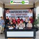 Satu Pekan, Jajaran Polres Lampung Utara Berhasil Mengungkap Kasus 3C  Lampung Utara – Tiga bandit jalanan yang kerap beraksi di tiga wilayah berbeda, yaitu Bunga Mayang, Kotabumi Utara, dan Abung Selatan, di ringkus Tim Tekab 308 Presisi Sat Reskrim Polres Lampung Utara, di tiga lokasi terpisah. Mereka merupakan para pelaku pencurian motor (curanmor), Curas (pencurian dengan kekerasan) dan curat (pencurian dengan pemberatan) atau “3C” Yang sempat meresahkan warga Lampung Utara.   Dari para tersangka Polisi berhasil mengamankan barang bukti 4 unit sepeda motor,  Waka Polres Lampung Utara Kompol Yohanis, didampingi Kasat reskrim AKP Apfryyadi Pratama, mengatakan, pihaknya berhasil mengamankan tiga tersangka curanmor dan Curat serta curas dalam kurun waktu satu minggu.  “Pengungkapan ini kami lakukan menjawab keresahan, serta keluhan masyarakat terkait curanmor, khususnya di Lampung Utara, ini membuktikan hal itu ditanggapi dengan serius oleh kepolisian” ungkap Kompol Yohanis. Rabu (28/5/25).   “Diharapkan dengan diungkapnya kasus ini, curanmor di Kotabumi dan sekitarnya dapat ditekan dan masyarakat dapat merasa lebih aman” Imbuhnya  Diterangkan lebih lanjut oleh Kasat reskrim AKP Apfryyadi Pratama pelaku pertama di tangkap TP  (35) Warga Dusun I Desa Banjar Ratu Kecamatan Way Pengubuan Lampung Tengah.  “Bersama pelaku turut diamankan 1(satu) unit sepeda motor honda grand warna hitam dengan nopol F 4196 AB dengan noka NC222.78246 Dan nosin NCE 1177863” terang AKP Apfryyadi  “Waktu Kejadian DI jalan raya sukamaju kalicinta Kotabumi Pada Hari Rabu tanggal 07 Mei 2025 sekira pukul 22.00 Wib” lanjut Kasat Reskrim.  “Tersangka kedua yang diamankan adalah PWT alias Apun (40) warga Desa Pagar Blambangan Pagar, bersama pelaku turut diamankan 1 (satu) unit sepeda motor Honda Beat wama cokelat No. Pol. BE 2890 GAF Noka MH1JM9115MK53411 NoSin JM91E1952994” ujarnya  Diterangkan AKP Apfryyadi Waktu Kejadian Pada Hari Rabu tanggal 08 Mei 2024 sekira Pukul 22.00 Wib.TKP Jl. Lintas Sumatera Desa Blambangan Pagar Kec. Blambangan Pagar.  Kemudian 1 (satu) unit sepeda motor YAMAHA VEGA R No.pol B 6311 GLO (nopol sudah dilepas), Noka MH340700283778016, Nosin: 407778040 warna biru (di skotiet wama hitam) di sita dari pelaku ketiga PTR (29) warga RT 02 RW 06 Desa Sukadana Udlik Kecamatan Bunga Mayang, Lampung Utara.   “Waktu kejadian minggu tanggal 23 Maret 2025 sekira pukul 20.30 wib, TKP di pinggir rawa yang beralamatkan di desa Handuyang Ratu Kec. Bunga Mayang Lampung Utara” tuturnya.   Karena perbuatannya tersangka TP  (35) dan PWT alias Apun (40) akan dikenakan Pasal 365 KUHP,  tentang pencurian dengan kekerasan atau ancaman kekerasan, diancam pidana penjara 9 tahun, sementara tersangka PTR akan dikenakan Pasal 363 dengan ancaman penjara 7 tahun. (*)