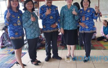 Ketua TP PKK Kab Karo Hadiri imunisasi di Posyandu Desa Kubucolia