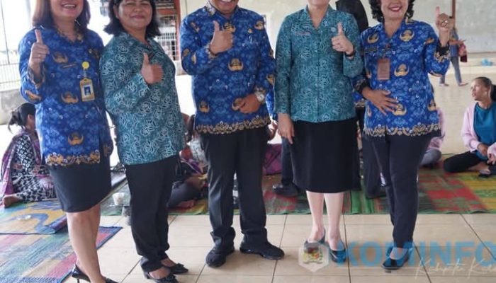 Ketua TP PKK Kab Karo Hadiri imunisasi di Posyandu Desa Kubucolia