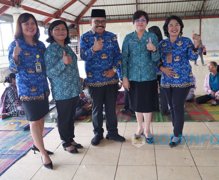 Ketua TP PKK Kab Karo Hadiri imunisasi di Posyandu Desa Kubucolia