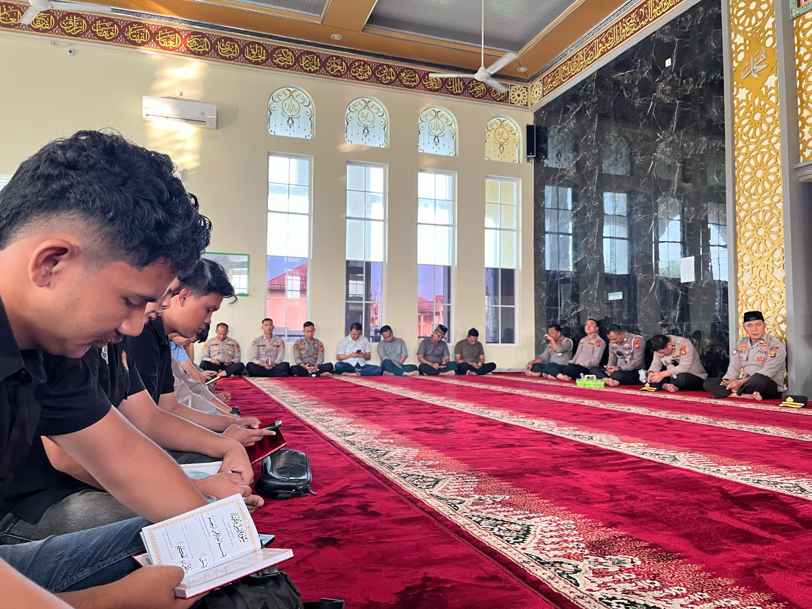 Seluruh Jajaran Mulai dari Pejabat Utama (PJU), Perwira, Bintara, Hingga ASN Berkumpul Dalam kegiatan Rutin Bimbingan Rohani dan Mental (Binrohtal)