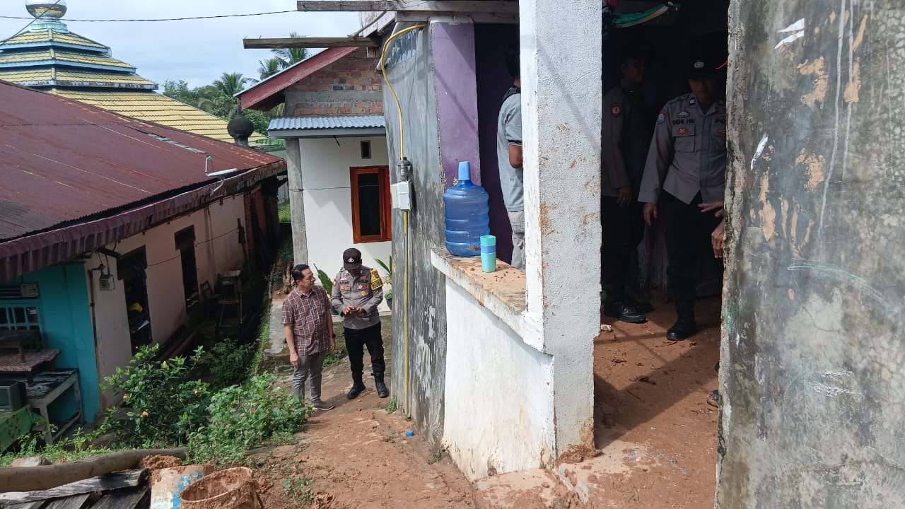 Tanah Longsor Landa Tebing Atmojo, Satu Rumah Rusak Parah – Polres PALI Lakukan Pengamanan Ketat